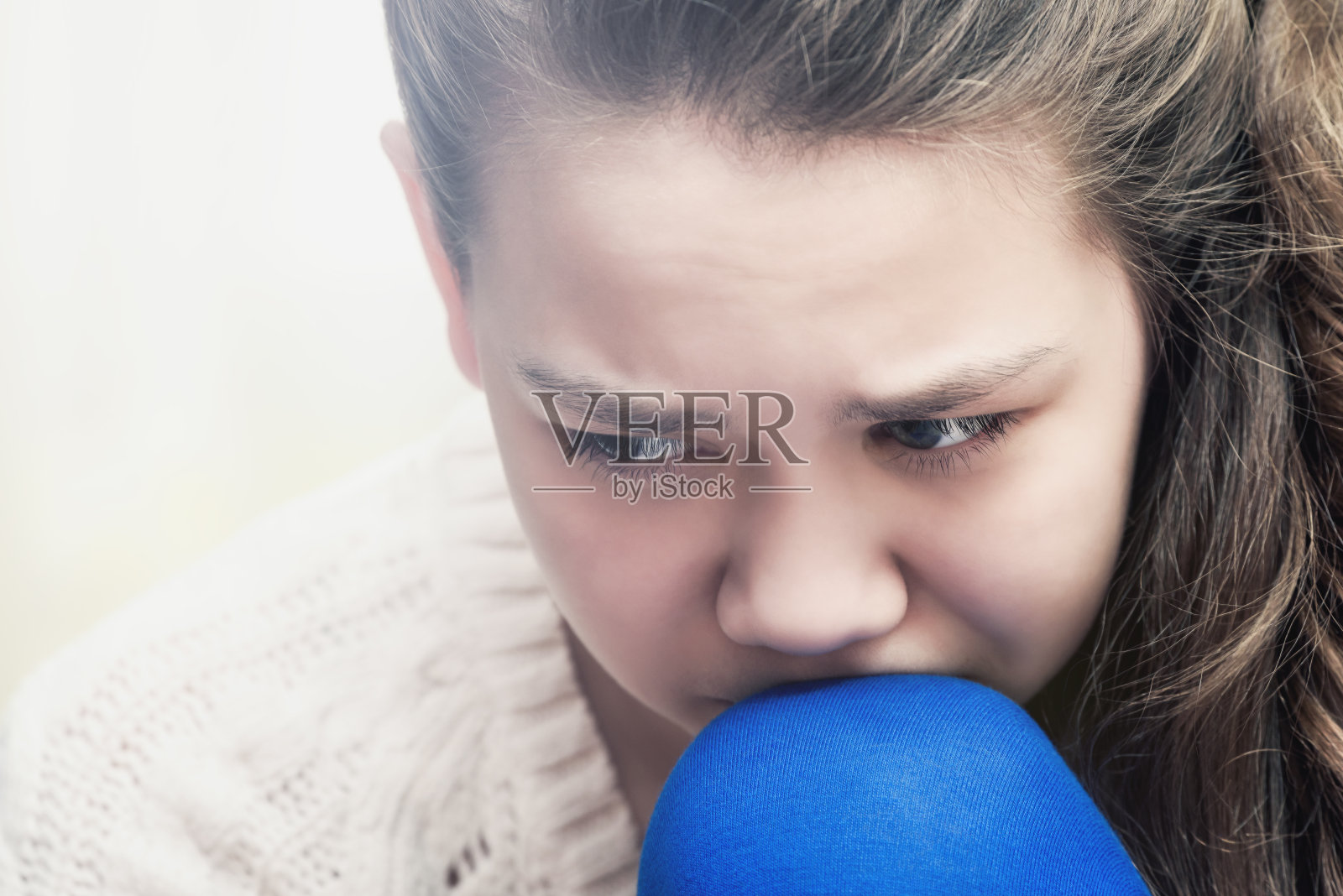带有悲伤表情的女孩，儿童悲伤的概念照片摄影图片