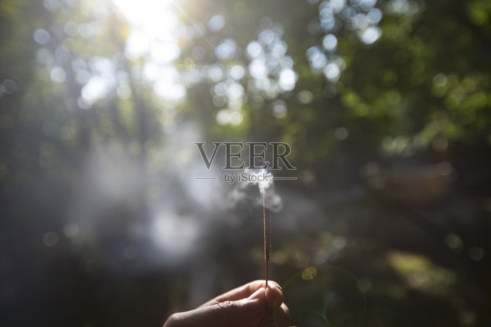 森林中焚香青年的个人视角照片摄影图片