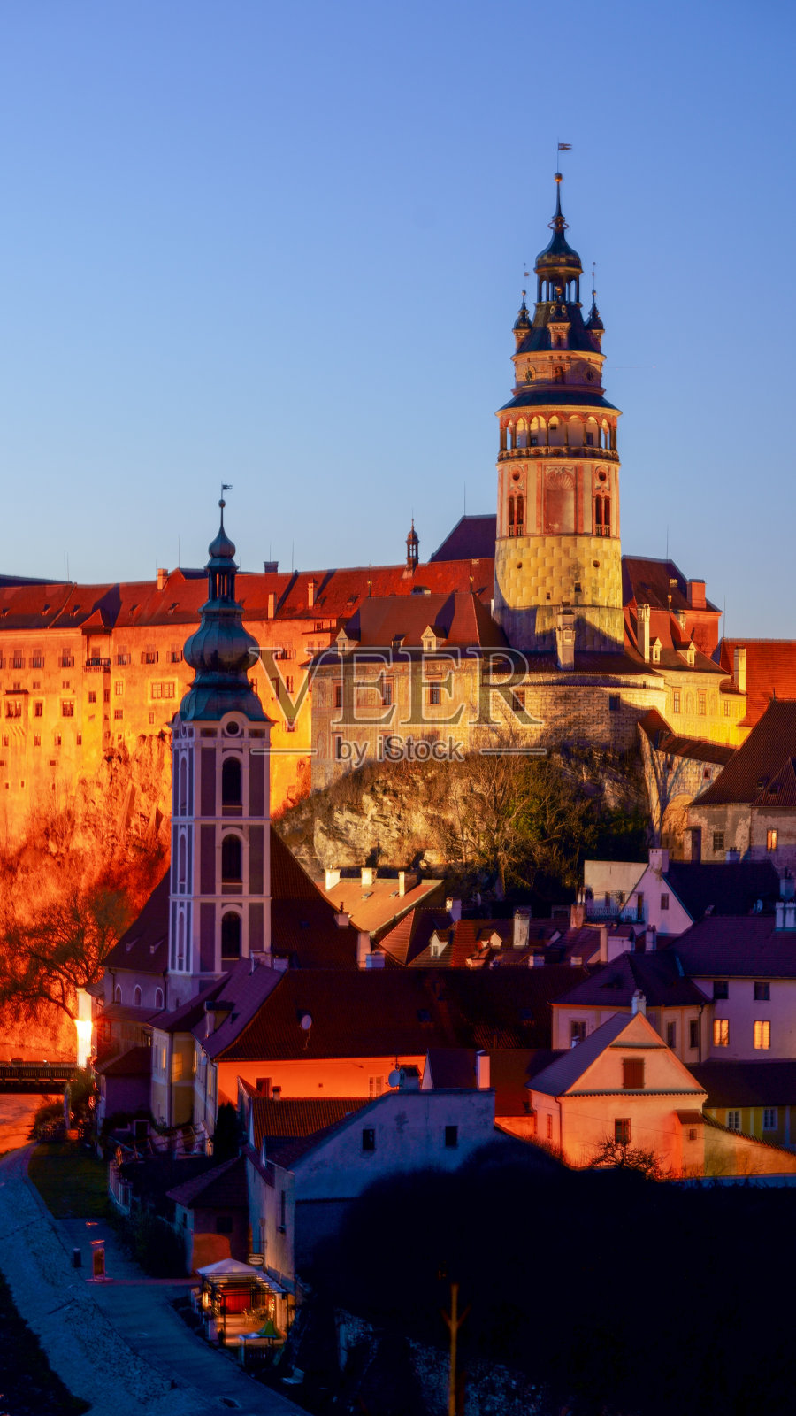 黄昏时分的克鲁姆洛夫镇照片摄影图片