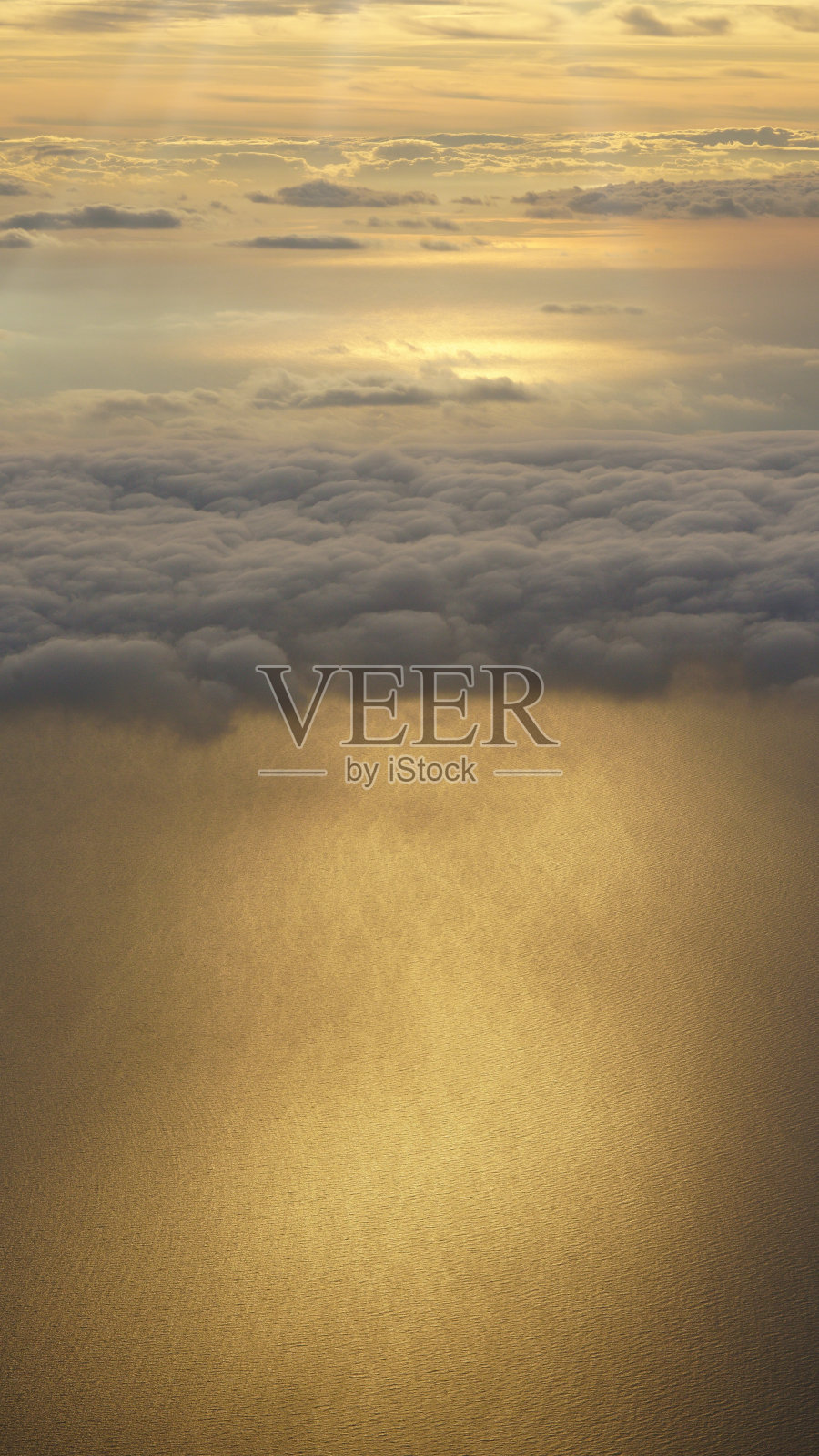 一架喷气式飞机俯瞰地中海照片摄影图片