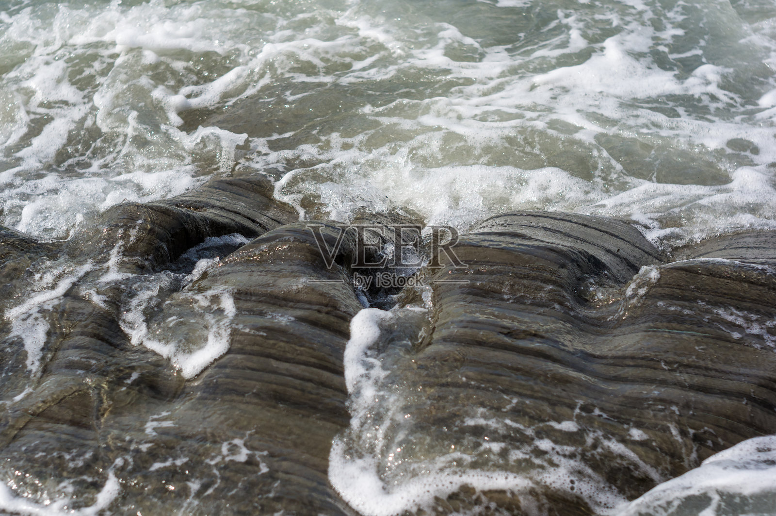 43、沙滩上的卵石卵石，海浪翻滚着泡沫照片摄影图片