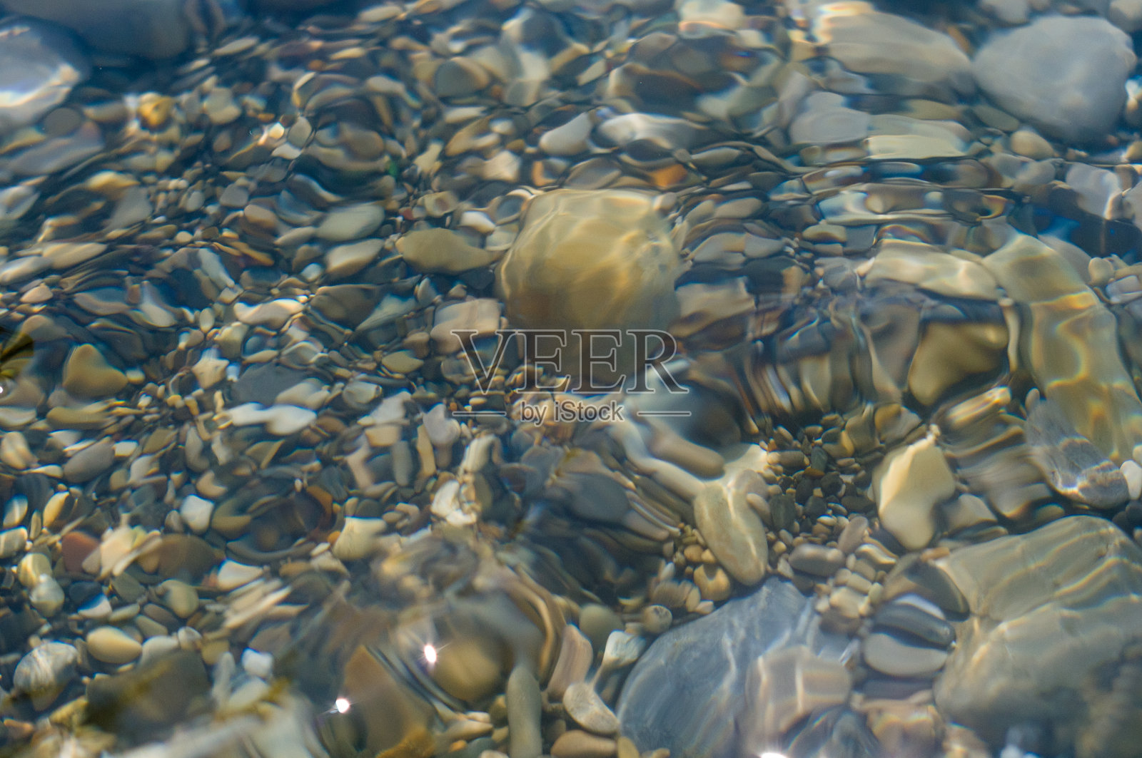 43、沙滩上的卵石卵石，海浪翻滚着泡沫照片摄影图片