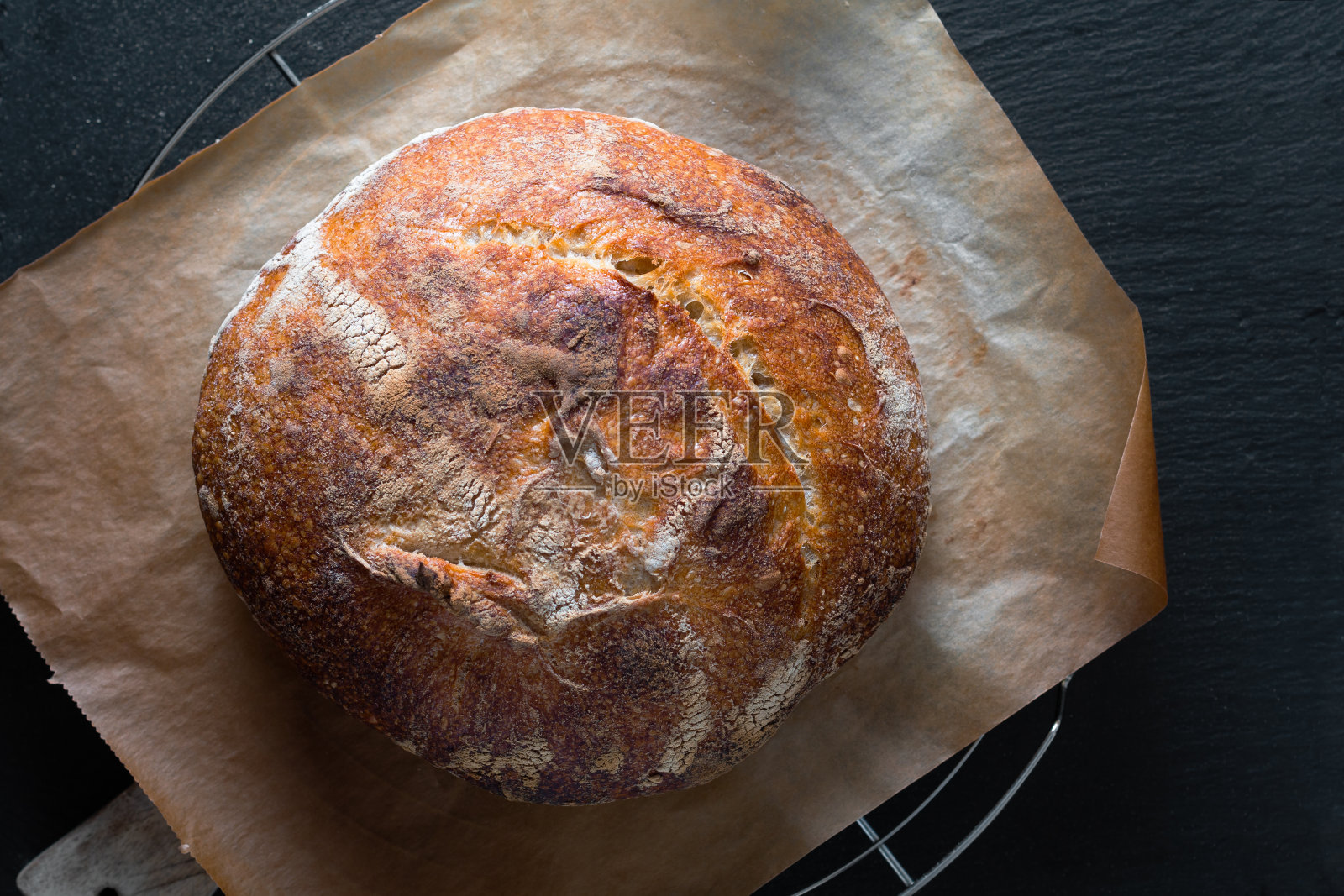 家庭烹饪自制有机酸面包在黑色的背景与复制空间照片摄影图片