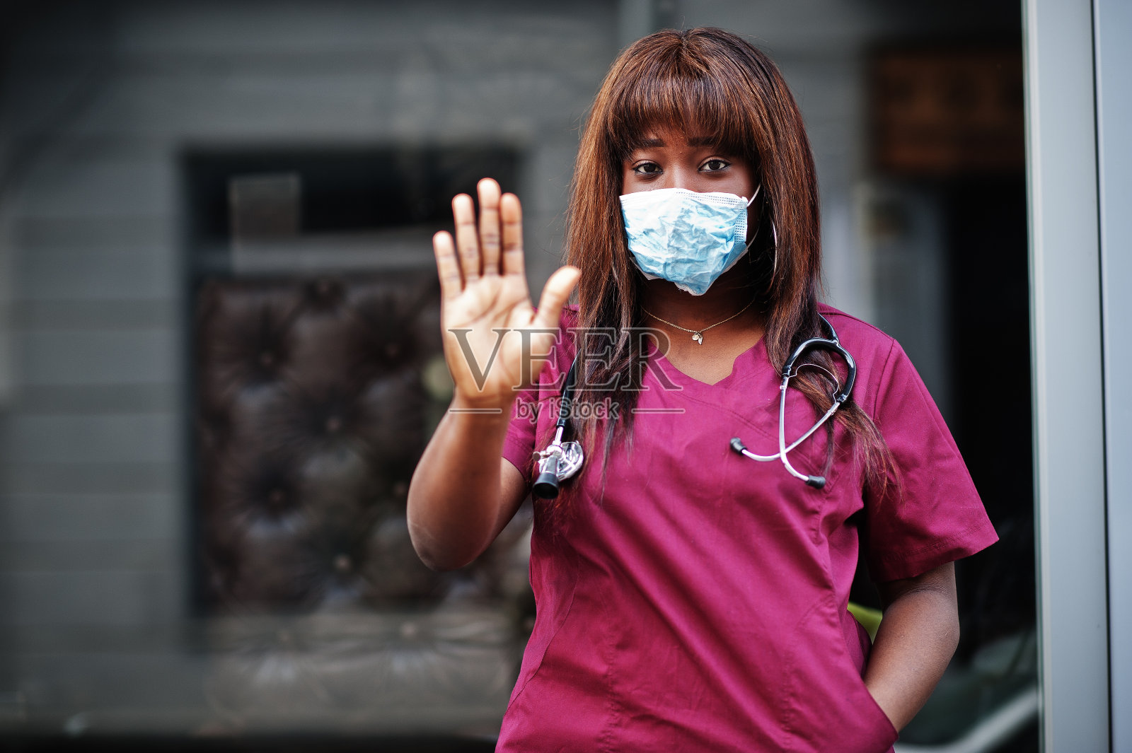 穿着红色实验室制服的非裔美国女医生。医学、专业、保健理念。照片摄影图片