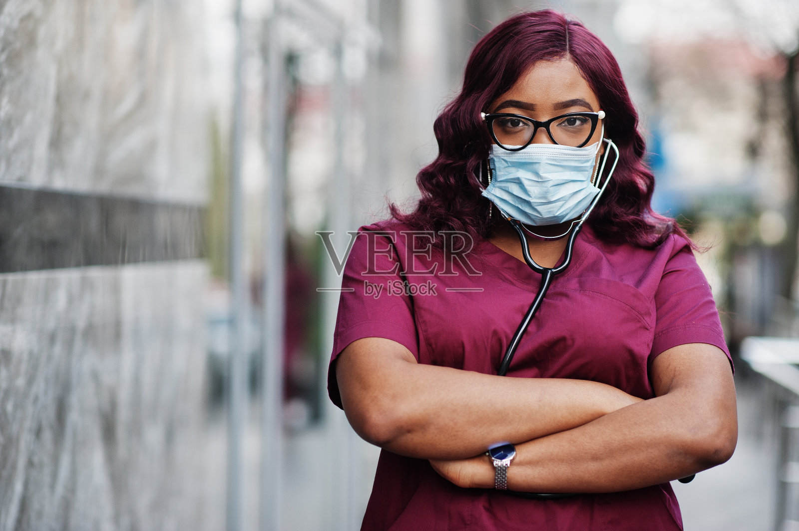 穿着红色实验室制服的非裔美国女医生。医学、专业、保健理念。照片摄影图片