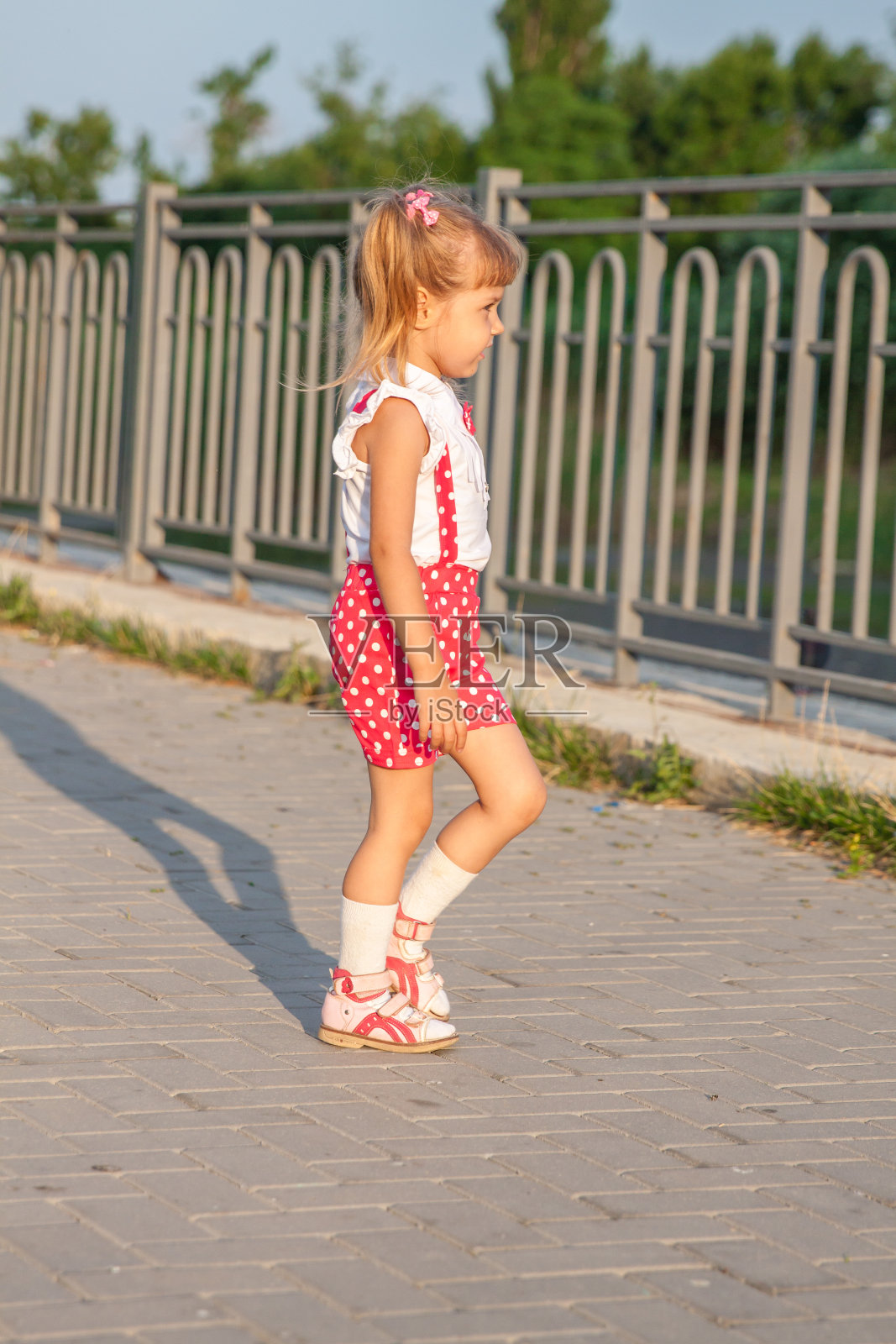 穿燕尾服的小女孩照片摄影图片