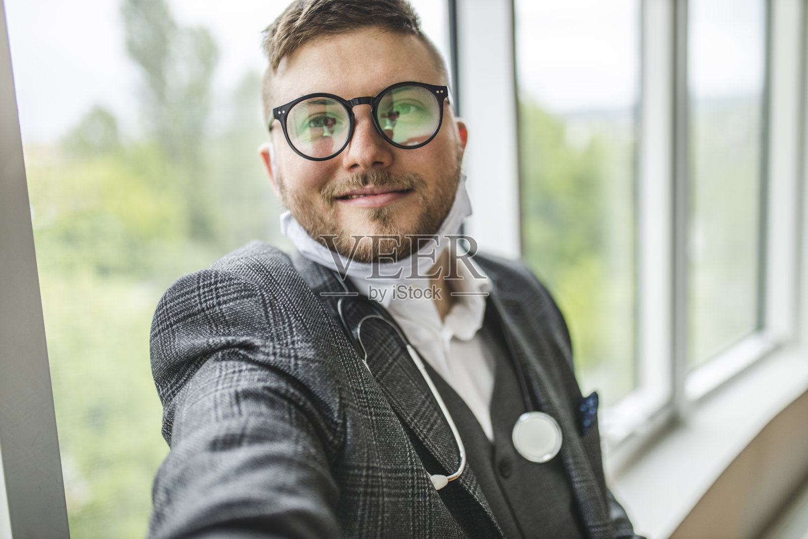 医生自画像照片摄影图片