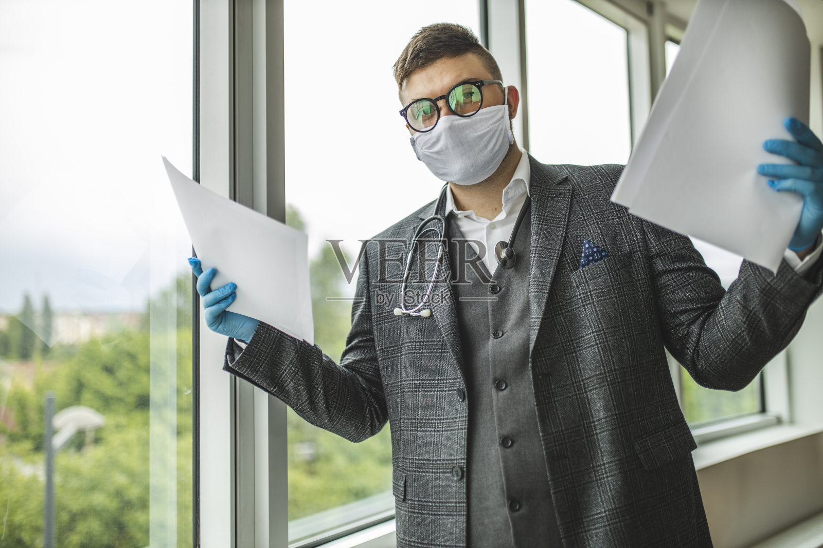 医生检查医疗文件照片摄影图片