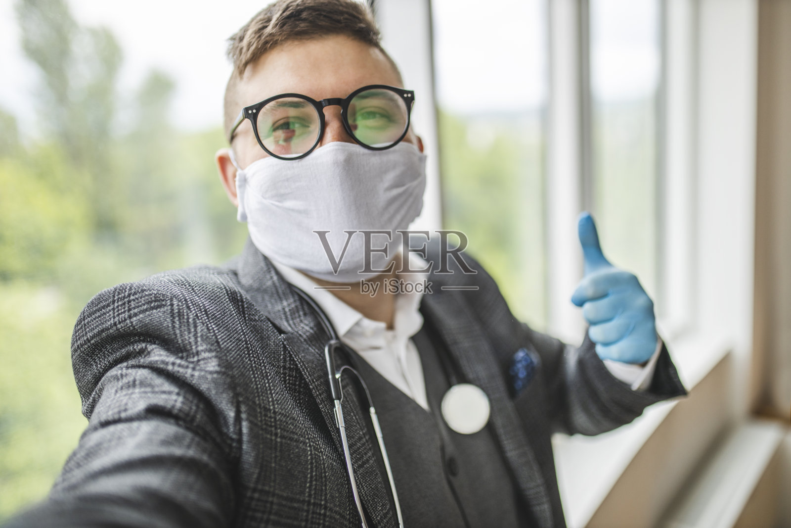 医生自画像照片摄影图片