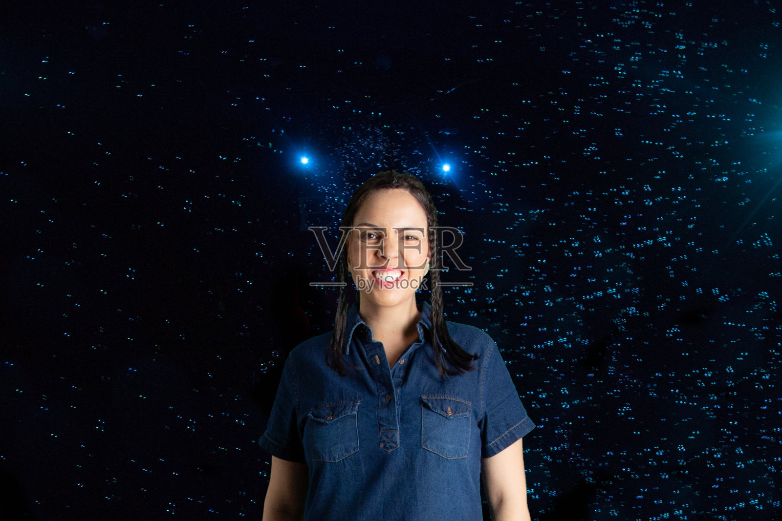 女人的肖像与虚拟背景气泡照片摄影图片