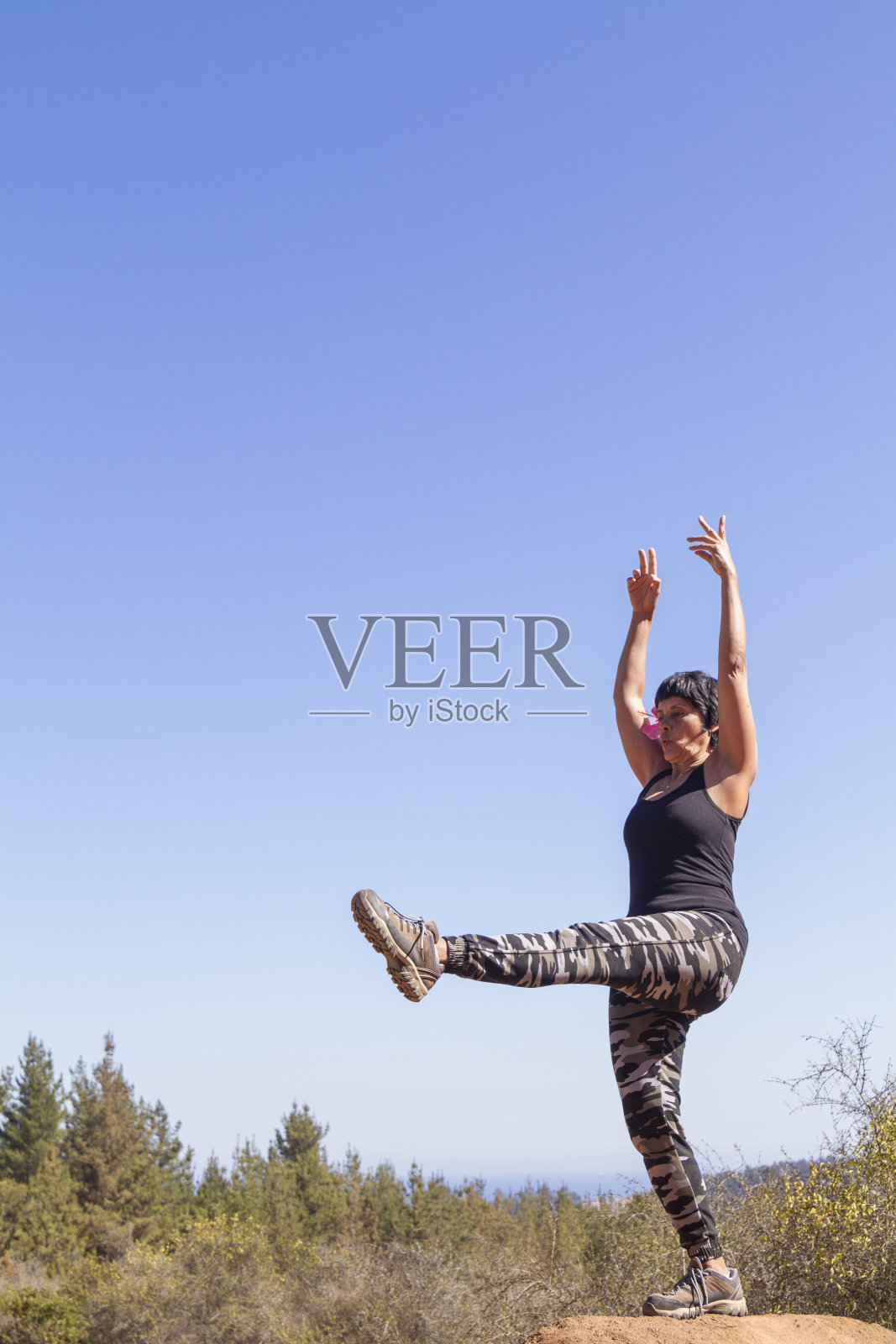 成熟女人在户外做普拉提练习照片摄影图片