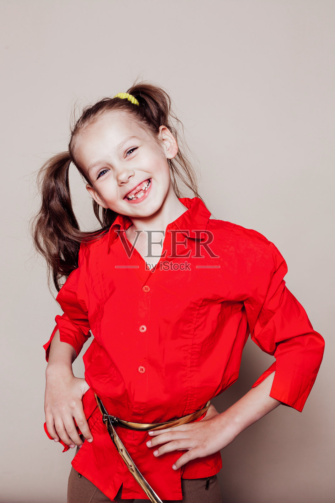 梳着辫子的漂亮小女孩汉明在工作室照片摄影图片