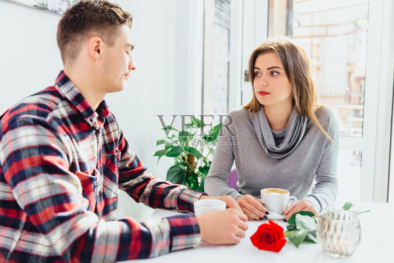 在咖啡店喝咖啡时，安慰需要帮助的悲伤女人照片摄影图片