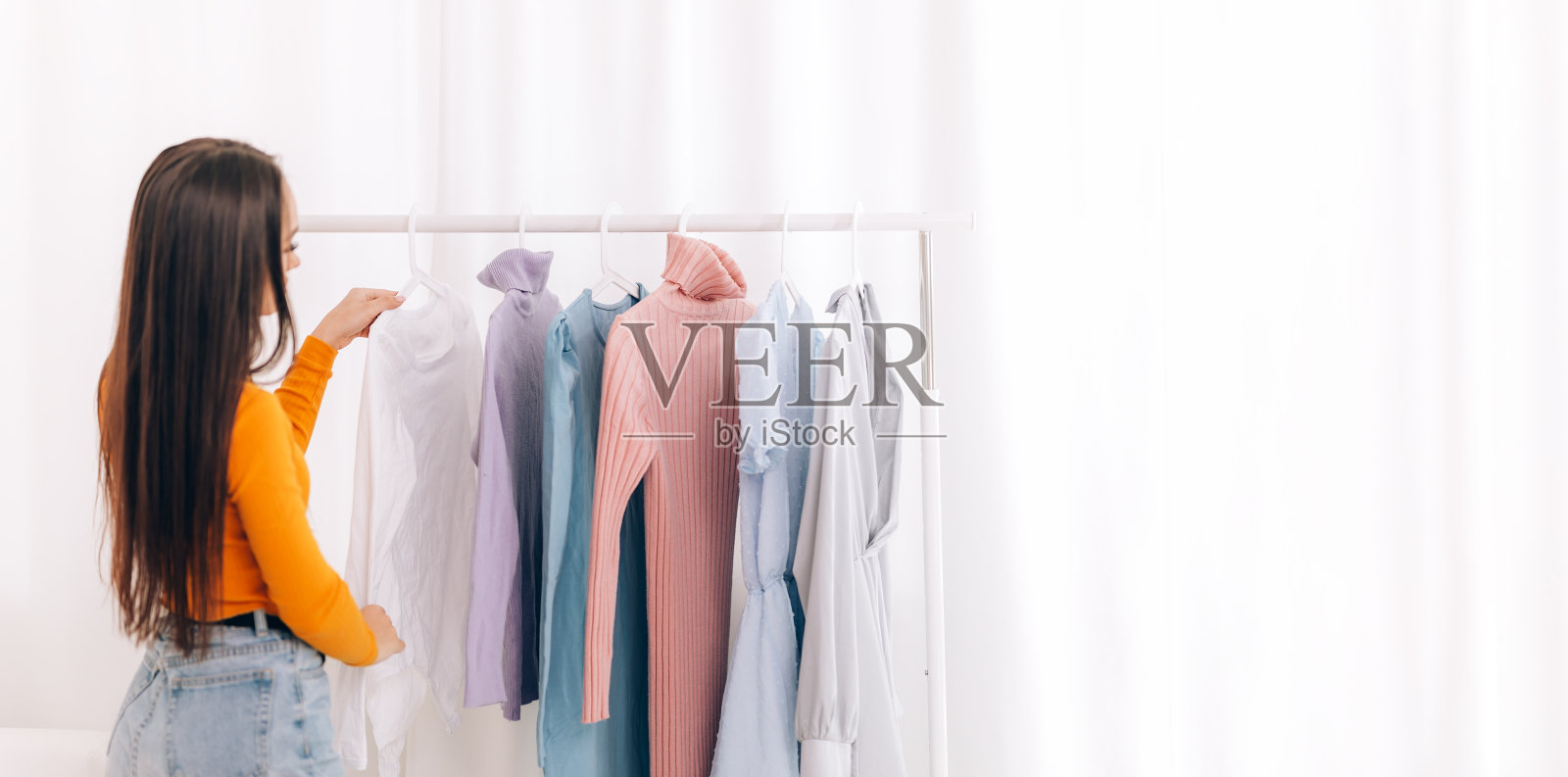 女孩选择衣服照片摄影图片