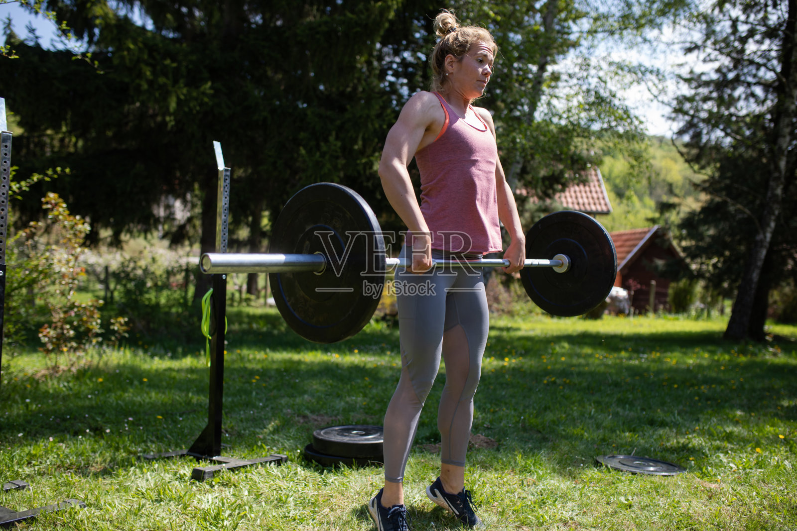一个正在做举重训练的健康年轻女子照片摄影图片