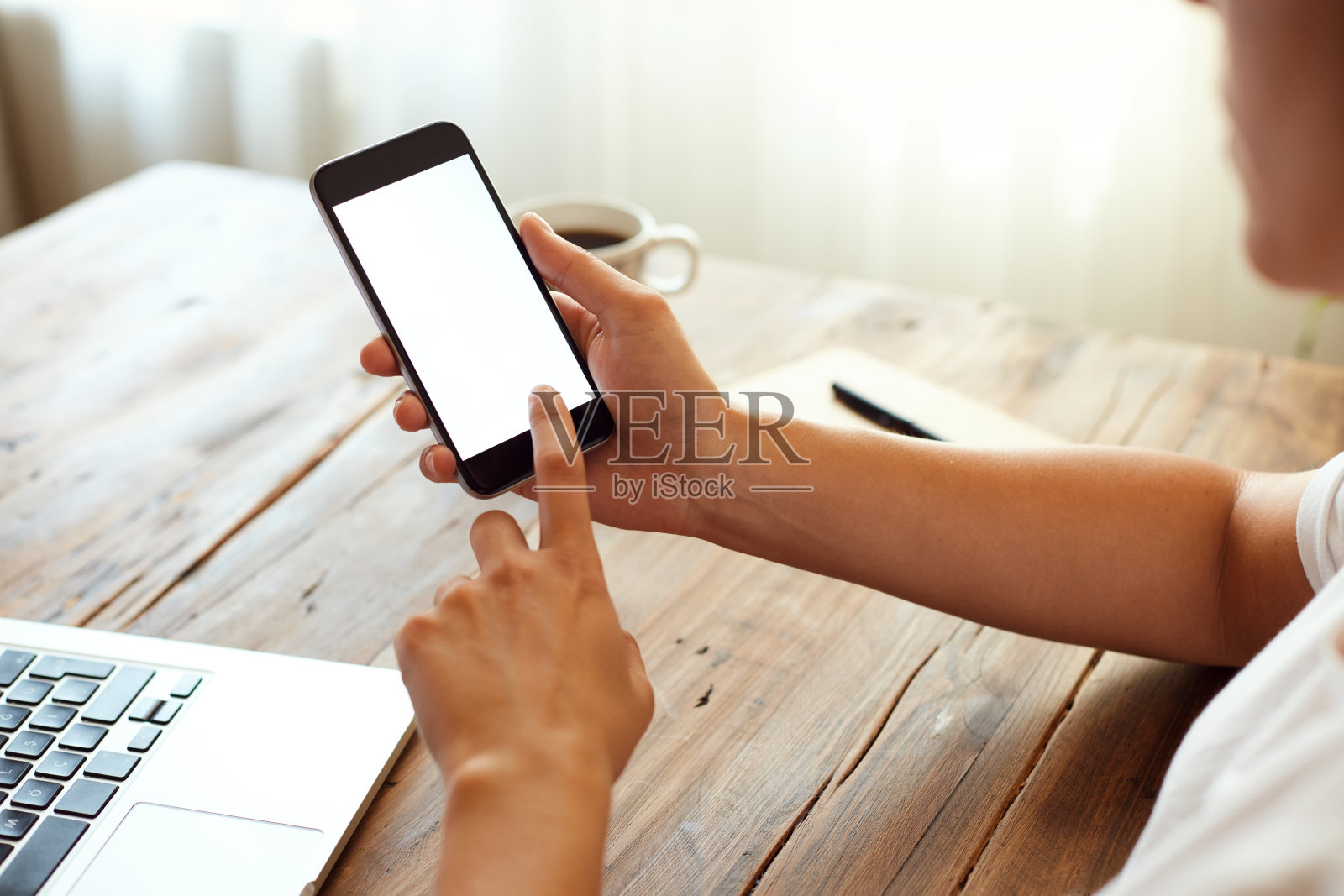 在家里用电脑工作的妇女照片摄影图片