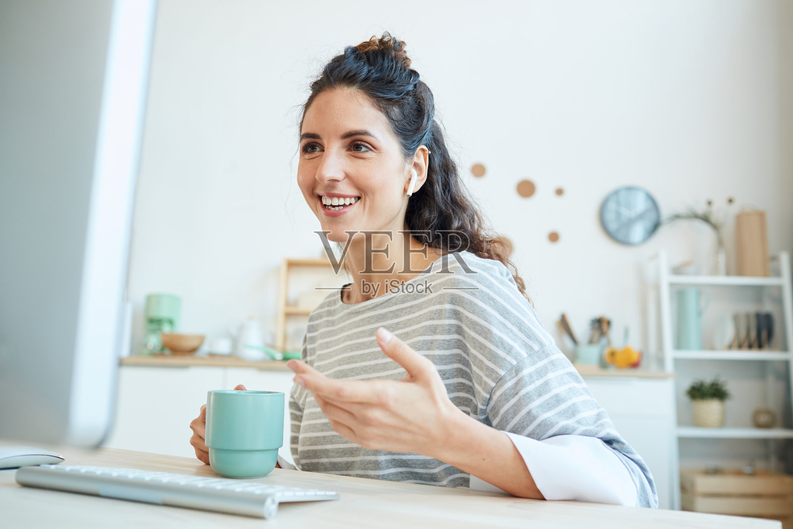 在家和同事聊天照片摄影图片