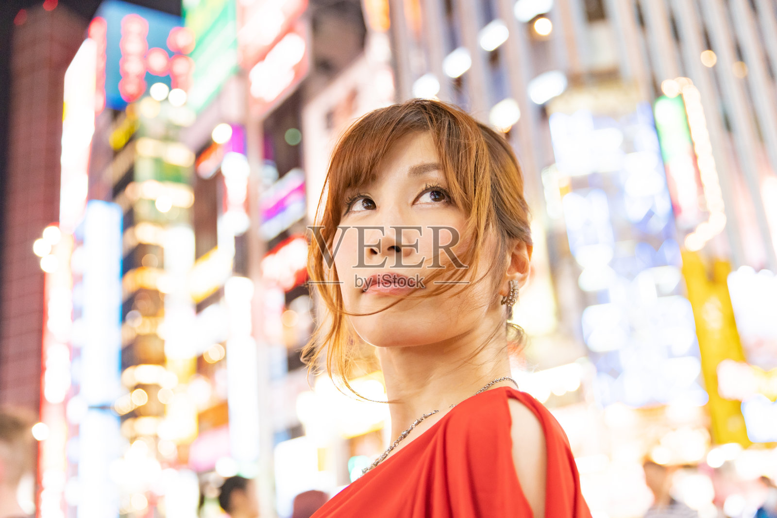 妇女参加了夜间工作俱乐部照片摄影图片