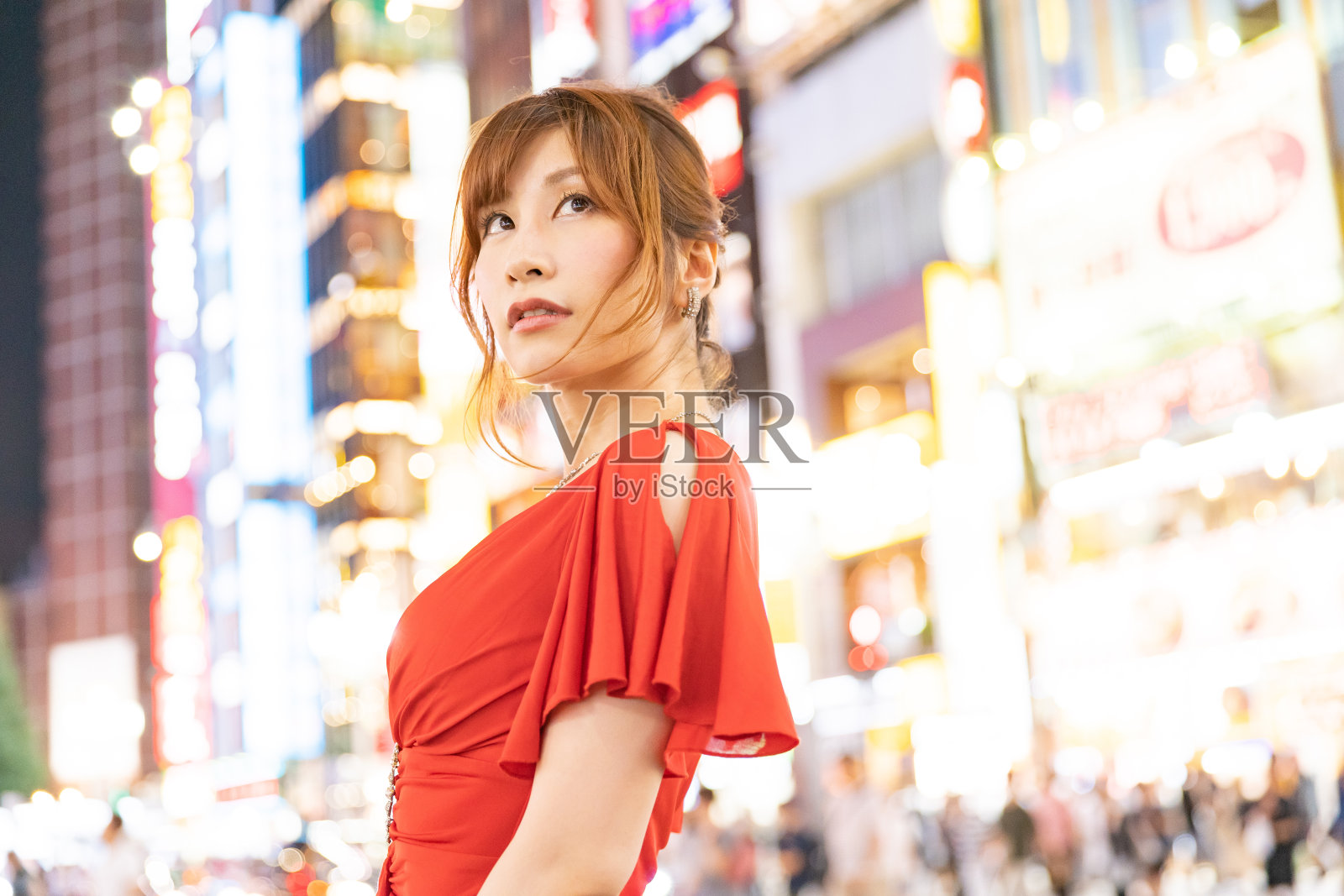 妇女从事夜间工作照片摄影图片