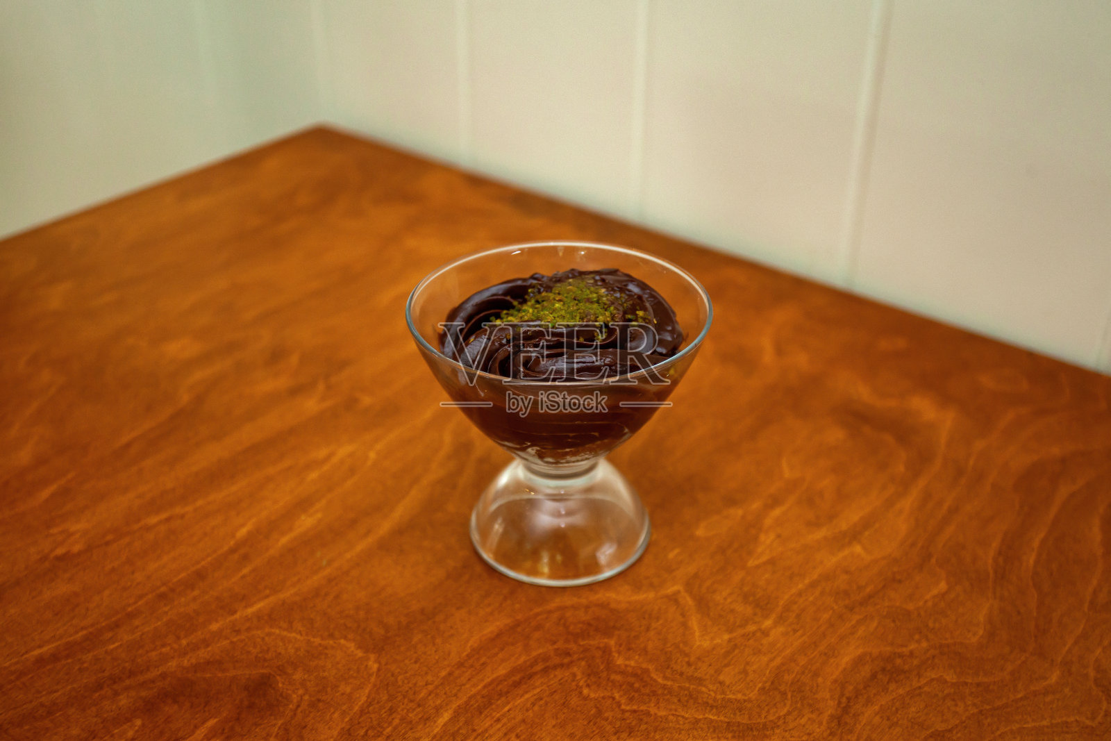 在木桌上的玻璃碗里摆好照片摄影图片