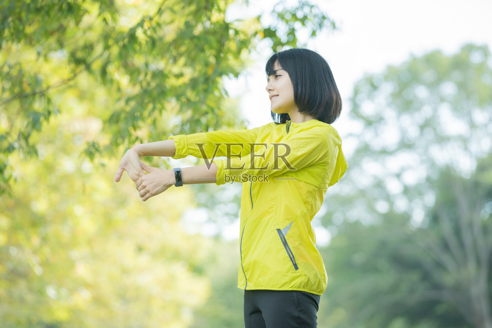 在公园里伸展照片摄影图片