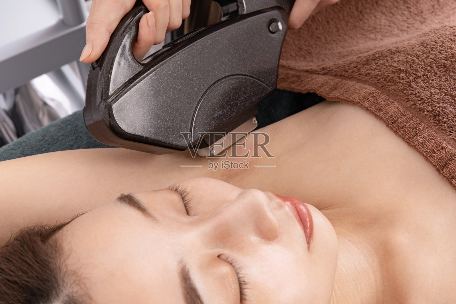 年轻女子在脱毛沙龙照片摄影图片