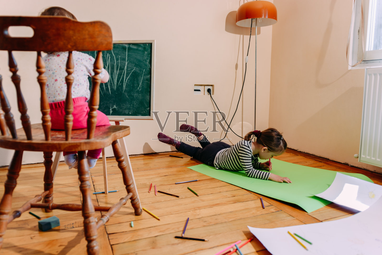 两个小妹妹在家里画画照片摄影图片