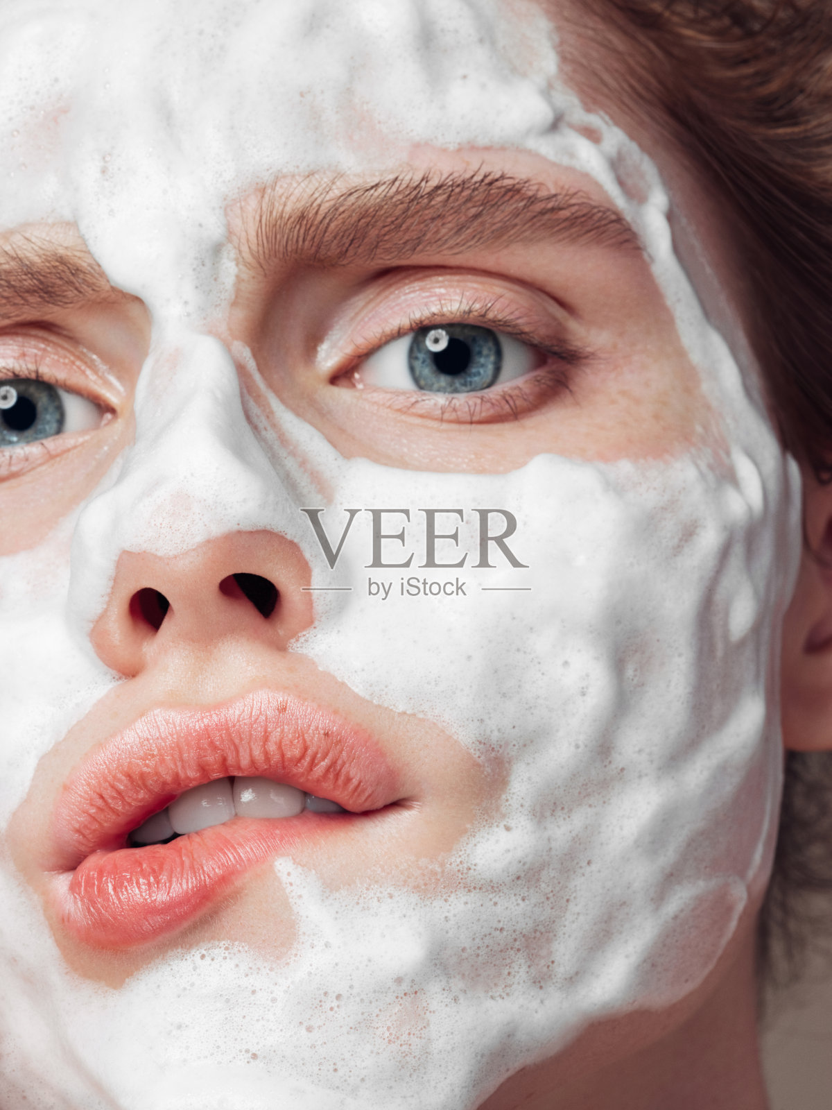 敷面膜后，你的皮肤会更完美。或不呢?照片摄影图片