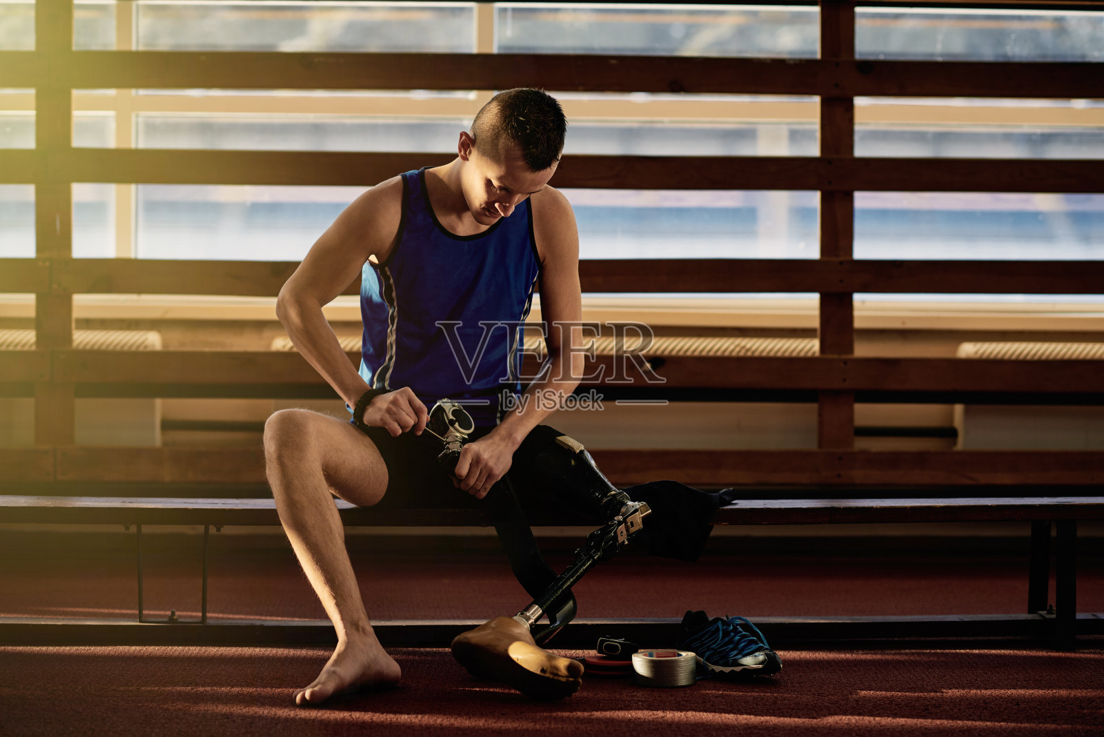 残疾运动员固定义肢照片摄影图片