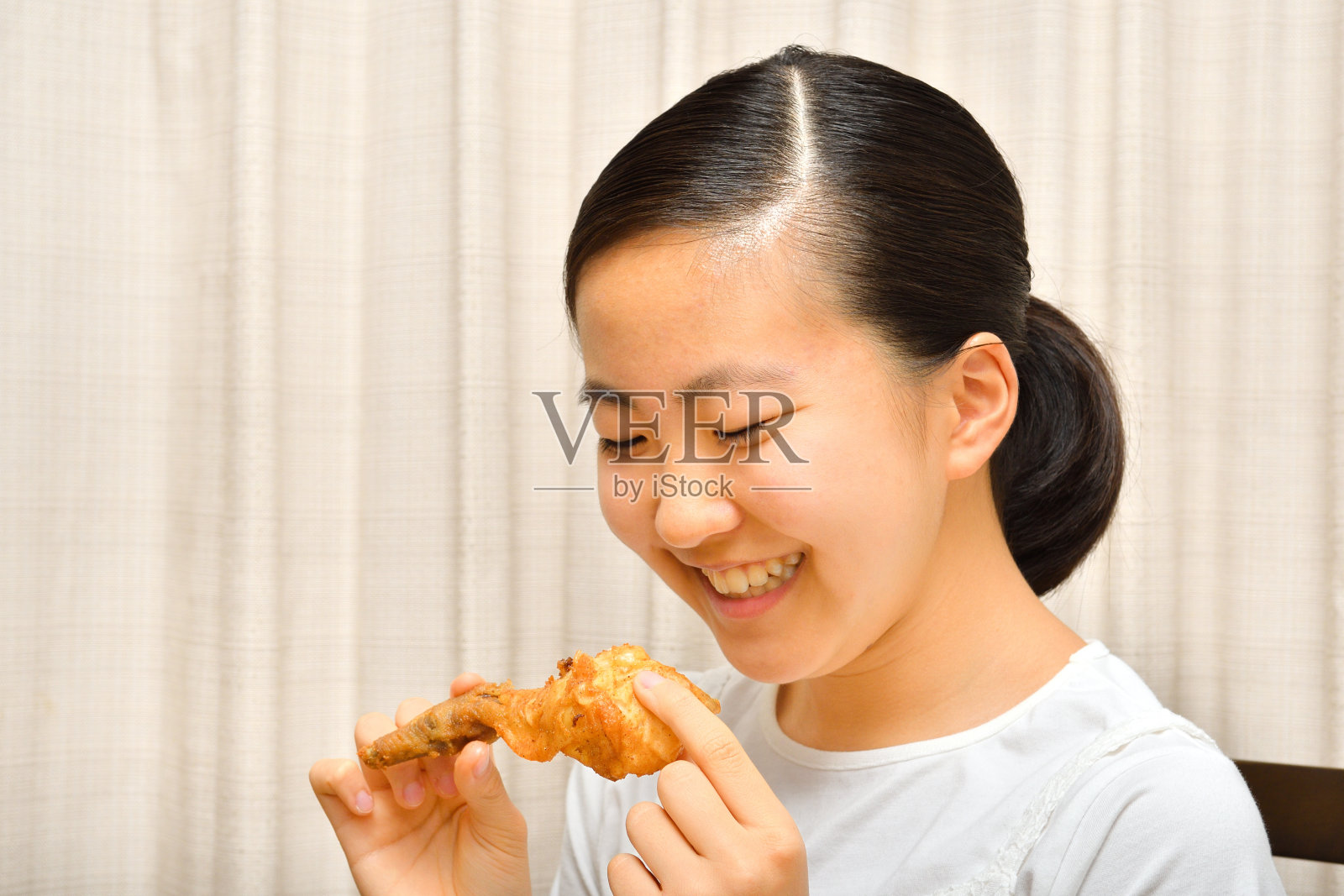 一个日本女孩喜欢吃炸鸡照片摄影图片