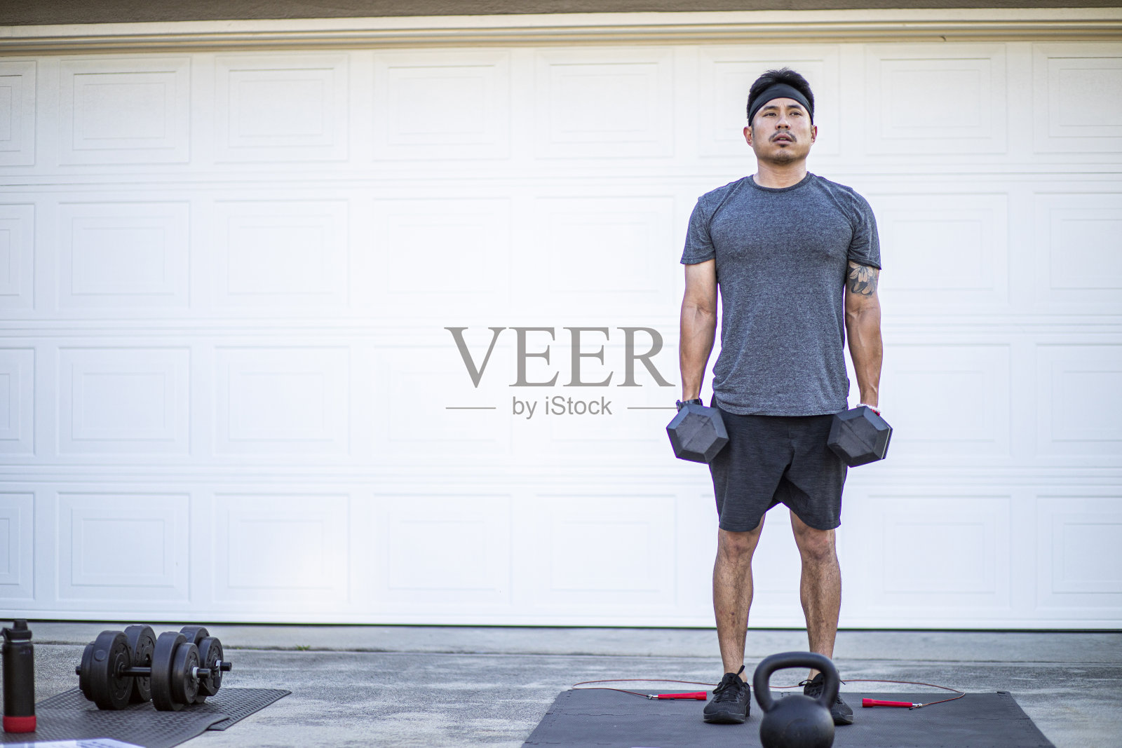 菲律宾男人在家工作照片摄影图片