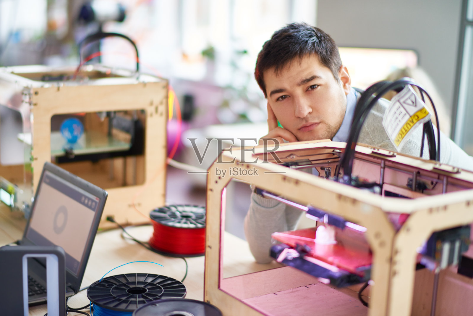 沉思的亚洲科学家与3D打印工作照片摄影图片