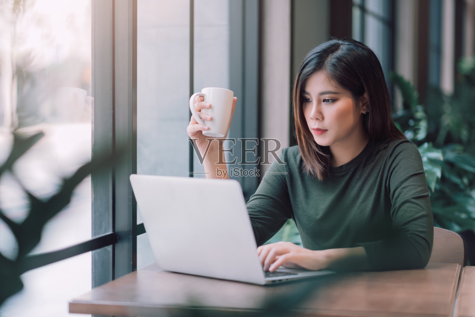 美丽的亚洲女人使用笔记本电脑在线在家工作，电子学习，网上购物，电子商务，自由职业者概念-医疗保健和社会距离的概念照片摄影图片