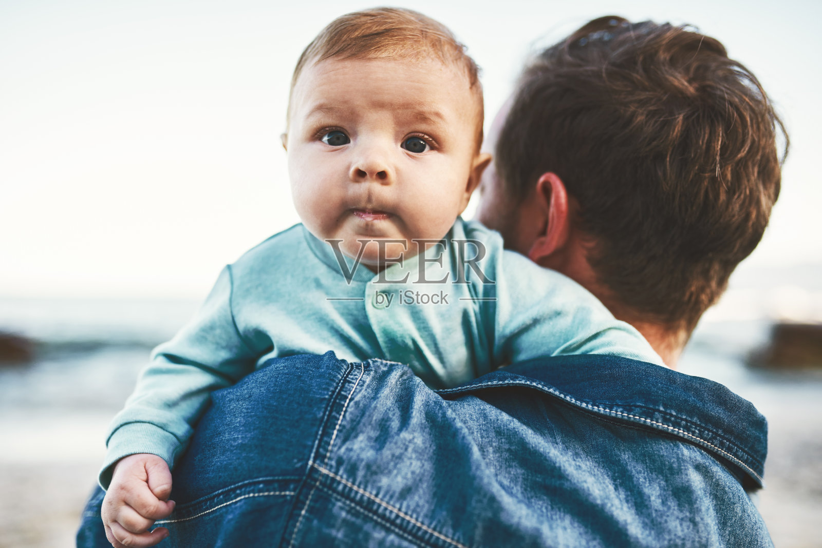 在爸爸的胳膊上，他该在那里照片摄影图片