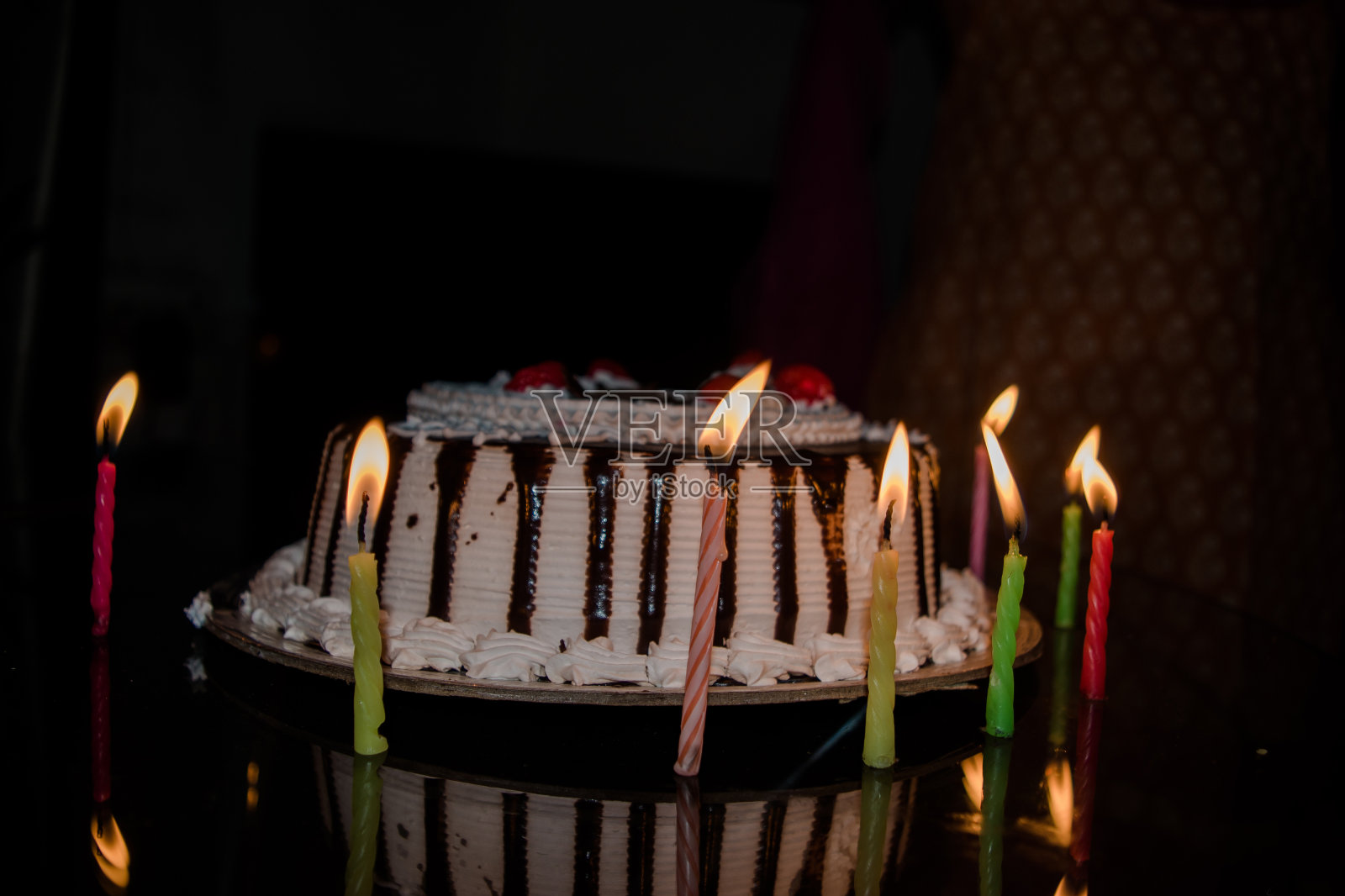 美味的巧克力生日蛋糕，香草口味照片摄影图片