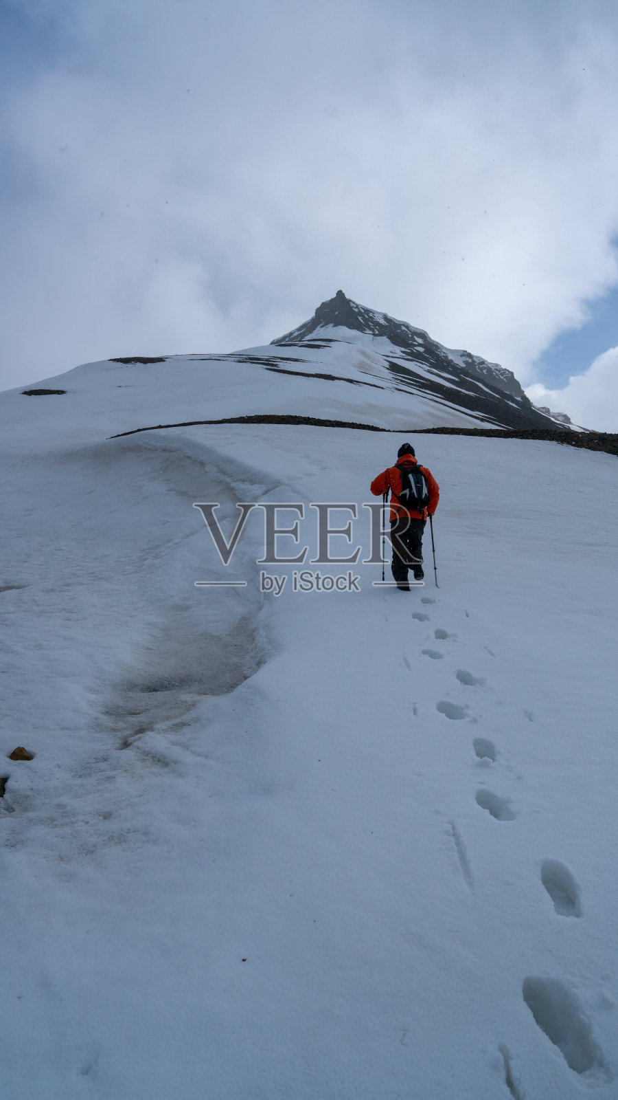 在斯匹次卑尔根山徒步旅行的人在伊斯峡湾斯匹次卑尔根山的景色照片摄影图片