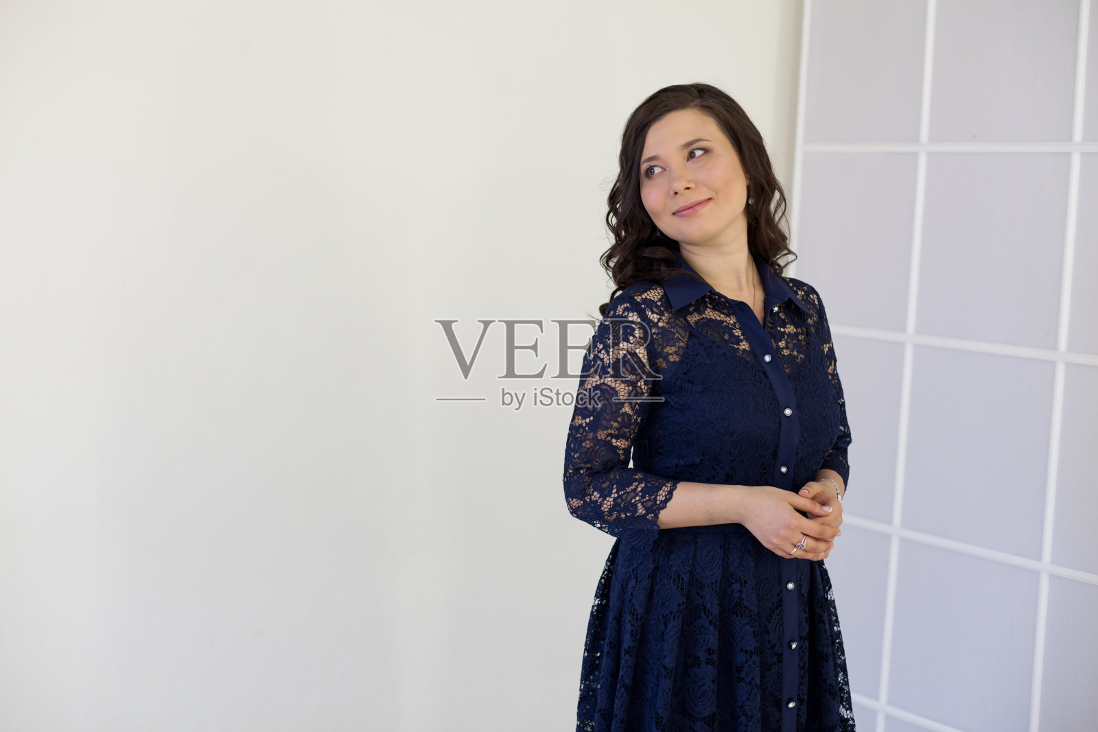 一个穿着蓝色裙子的美丽亚洲女人的肖像照片摄影图片