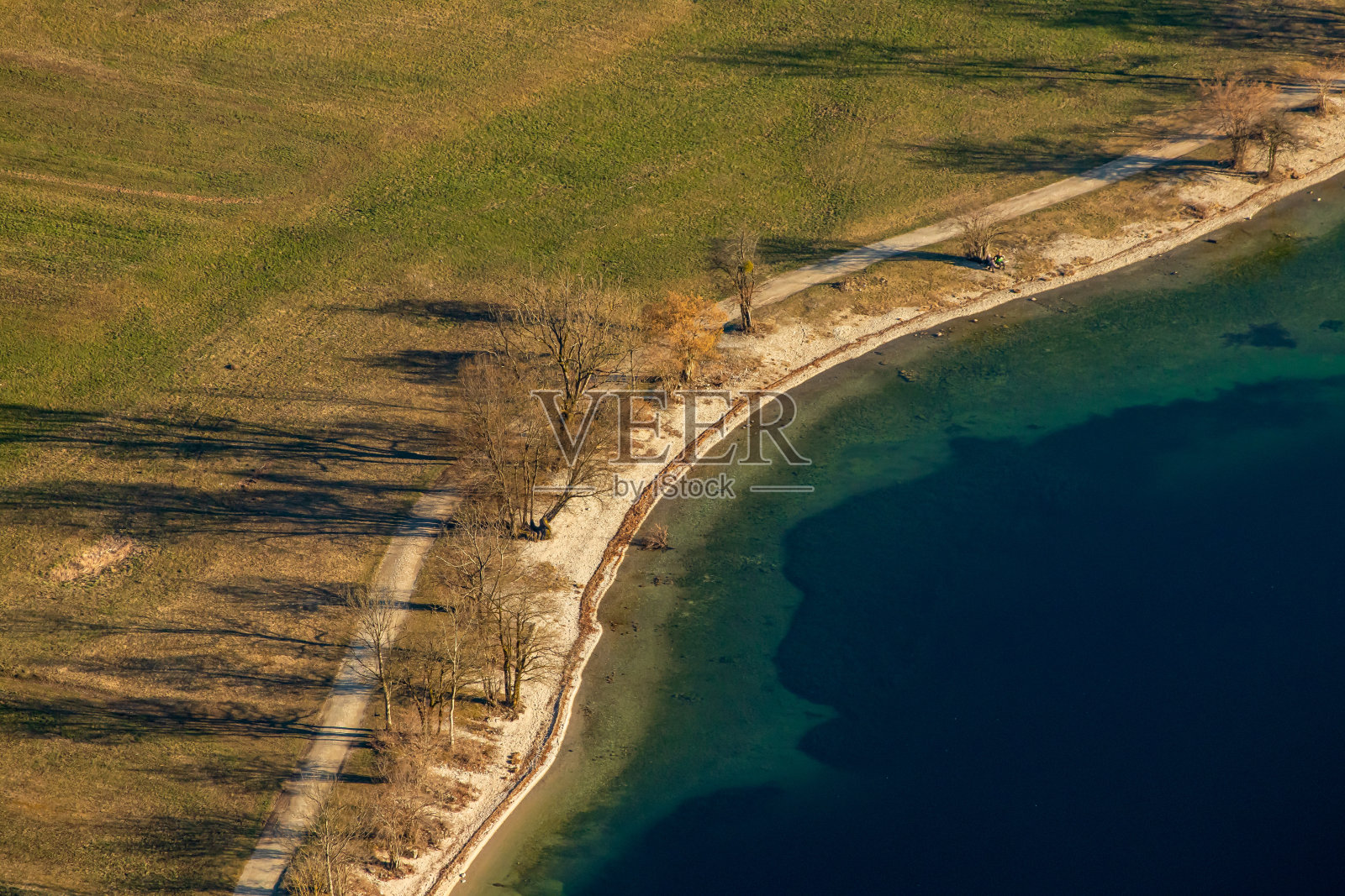 博欣湖旁的徒步小径照片摄影图片
