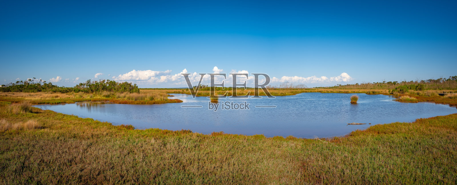 阳光明媚的日子里，澳大利亚维多利亚州黑斯廷斯风景优美的滨海湿地湖照片摄影图片