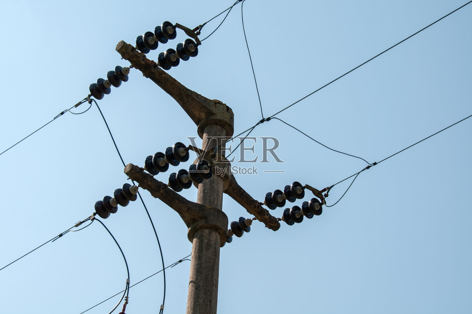 配有黑色玻璃绝缘子的配电杆照片摄影图片