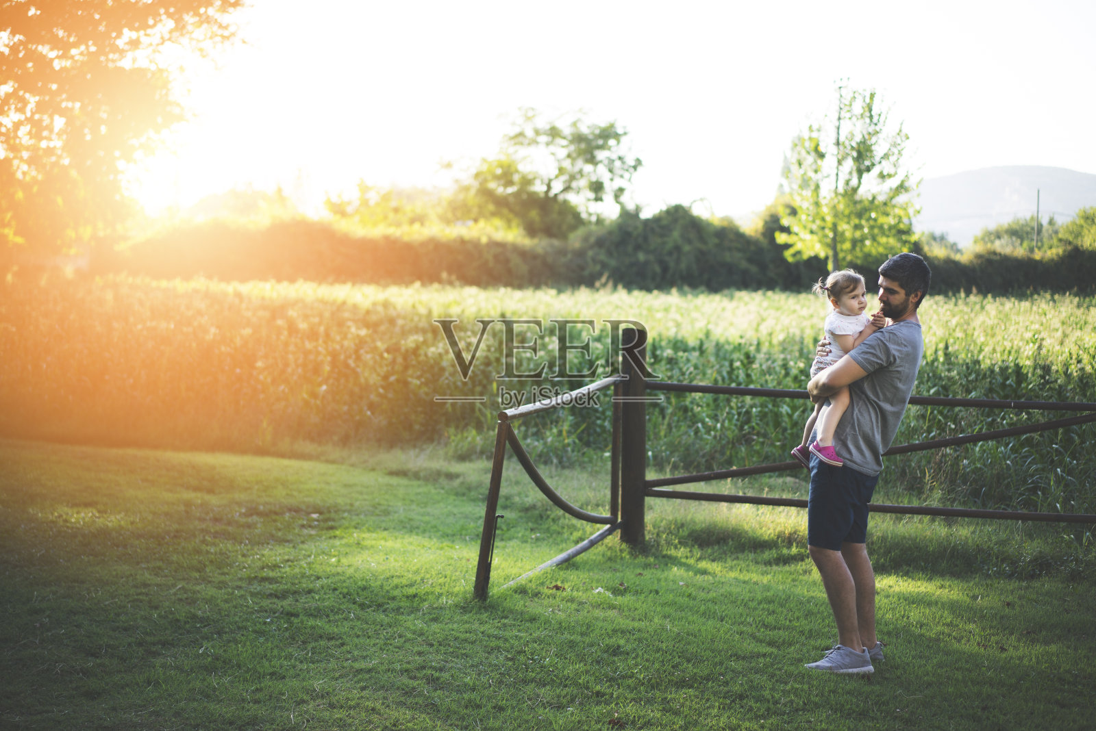 父亲在乡村农舍里抱着他的小女儿照片摄影图片