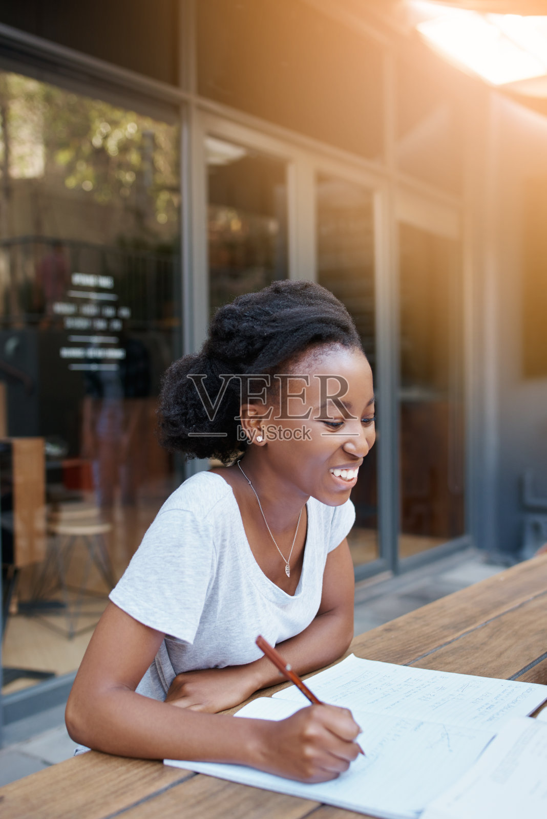 她对手头的任务很热心照片摄影图片