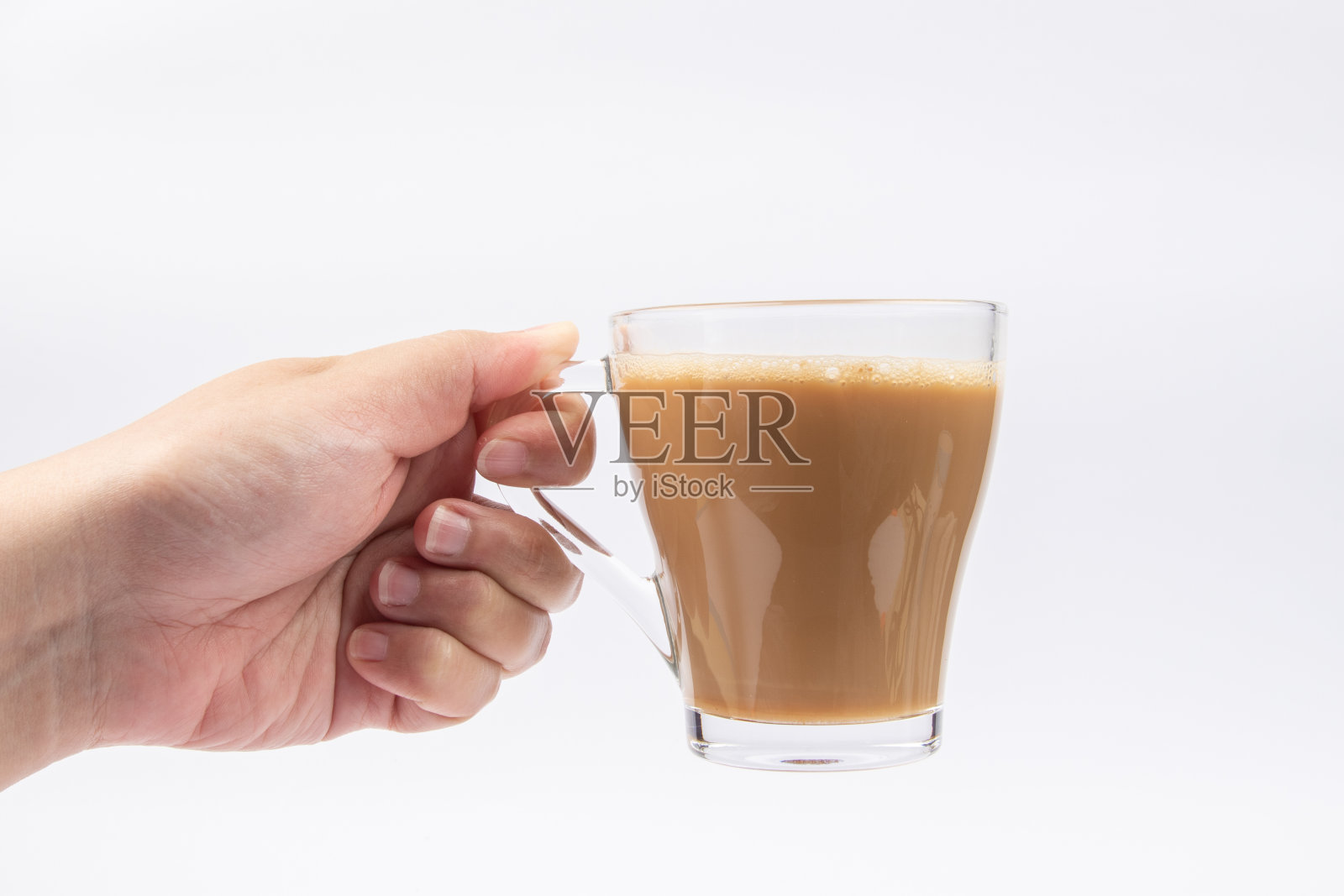 男人的手与一杯咖啡在白色的背景。照片摄影图片