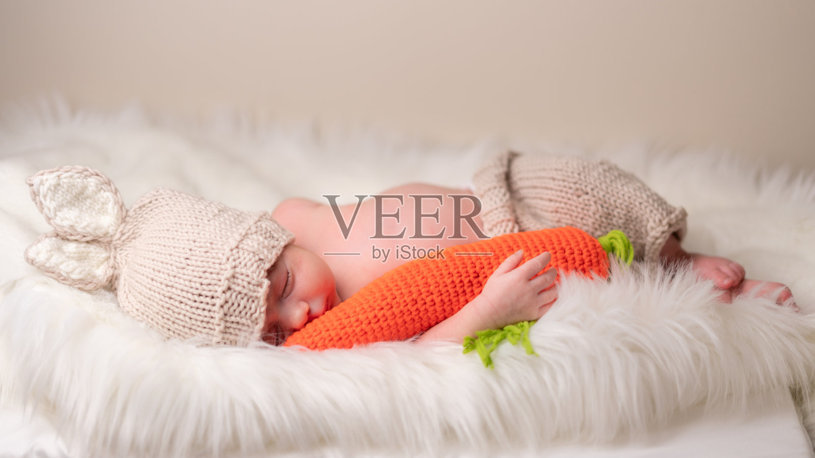 新生儿和他的小兔子照片摄影图片