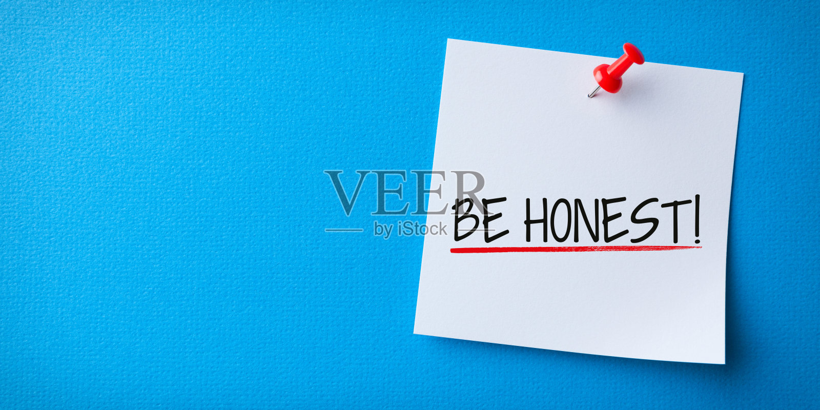 白色Sticky Note With Be Honest And Red Push Pin On Blue Background照片摄影图片