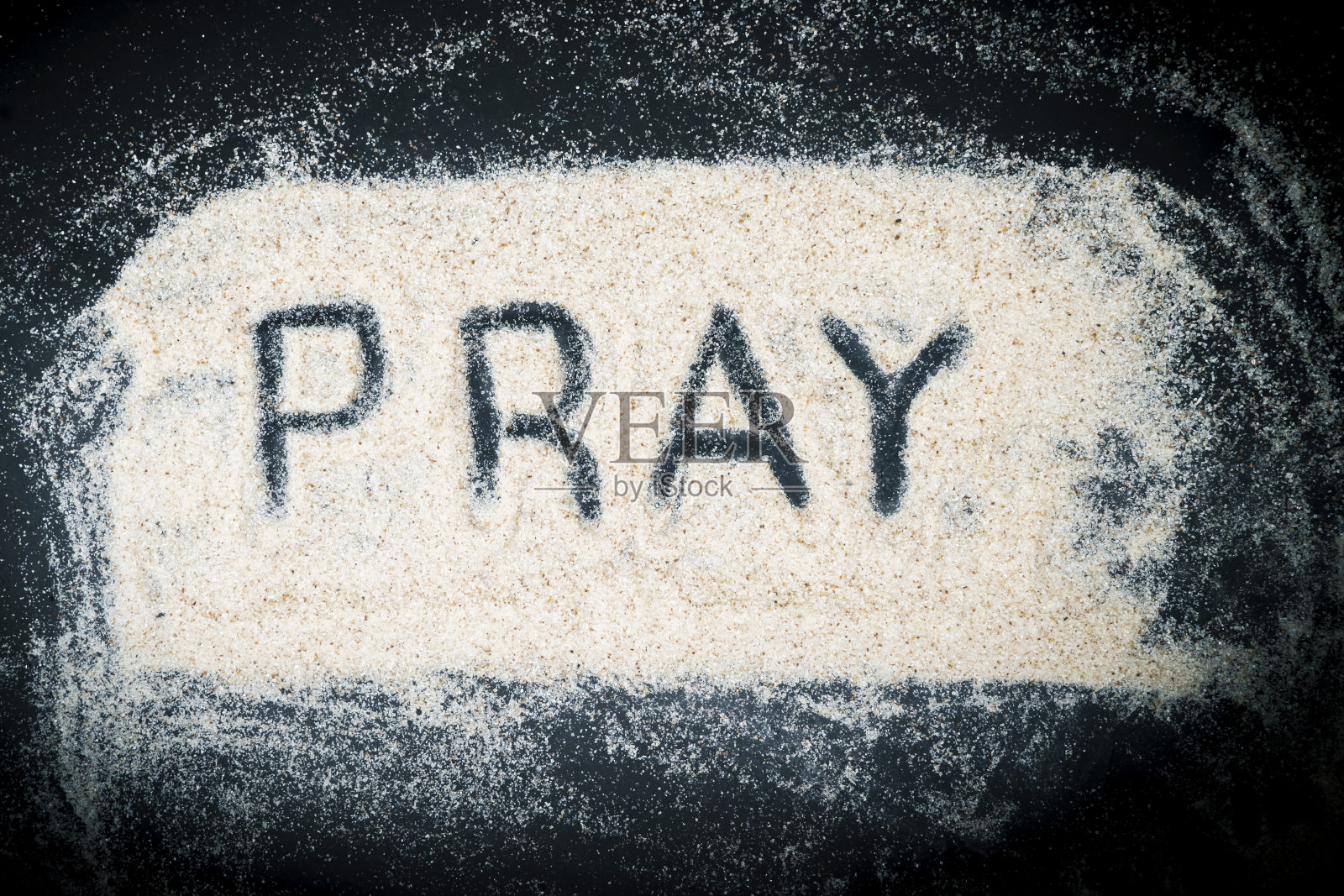 写在沙滩上的祈祷文字照片摄影图片