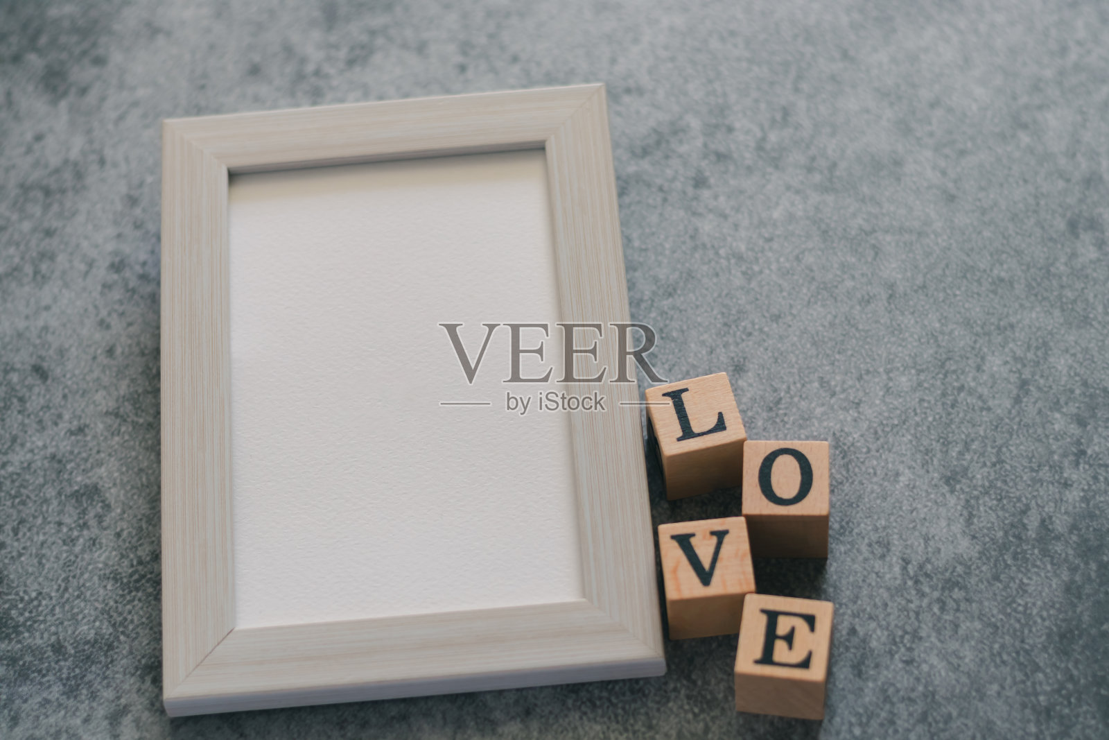 黑色背景上带有木制LOVE字母的白色粉彩相框，情侣、家人、朋友浪漫情人节主题照片摄影图片