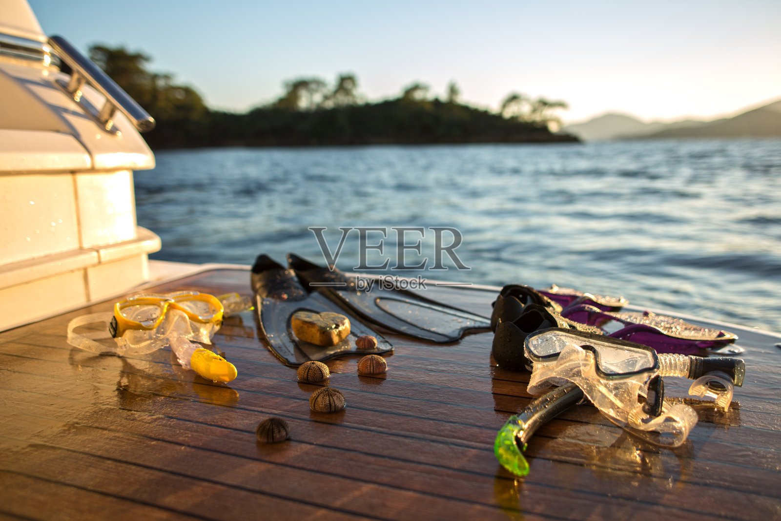 豪华游艇甲板上的通气管设备照片摄影图片