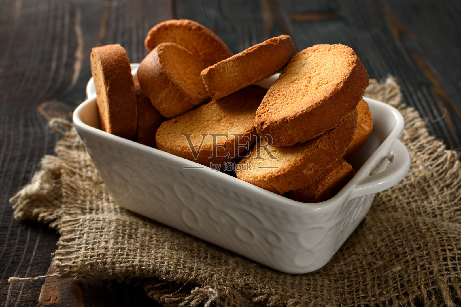 海饼干，硬面包屑，碎饼干放在木桌上照片摄影图片