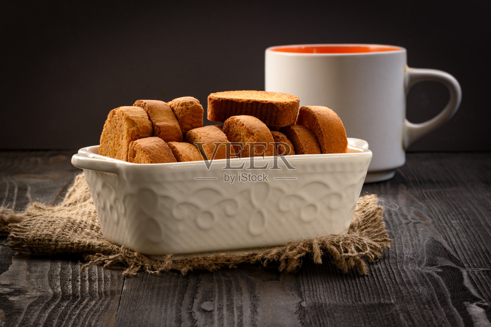 木桌上放着硬面包屑照片摄影图片